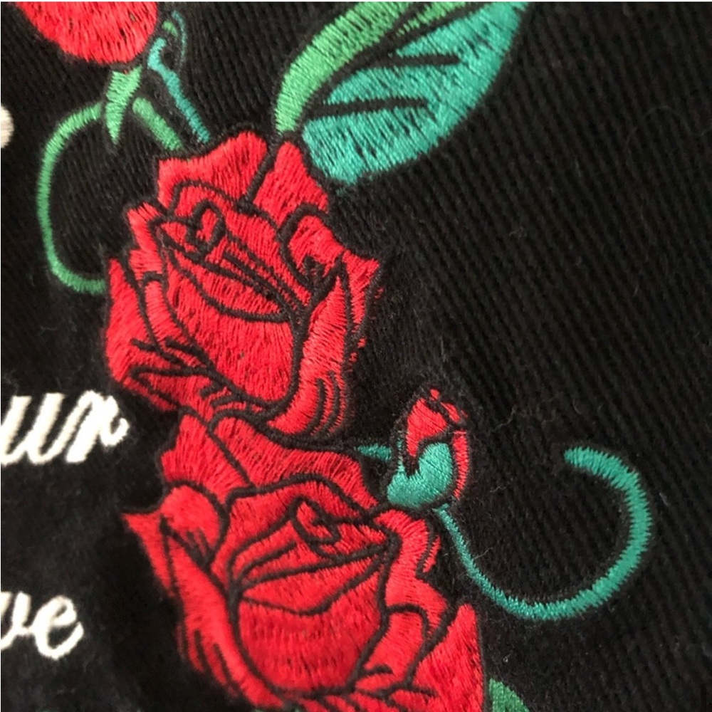 Floral l’Amour Rose 🌹
Embroidered Distressed
Denim Jacket S-M Boho Festival - Picture 15 of 15
